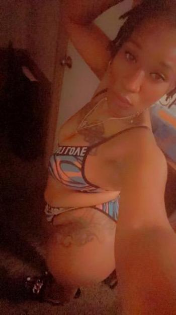Suzie wit da Uzi, 27  female escort, Fayetteville