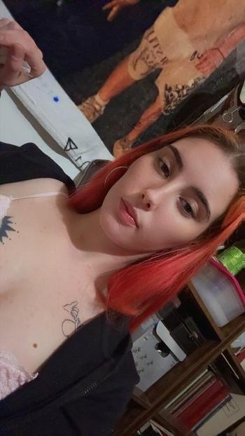 Red, 23  female escort, Fayetteville